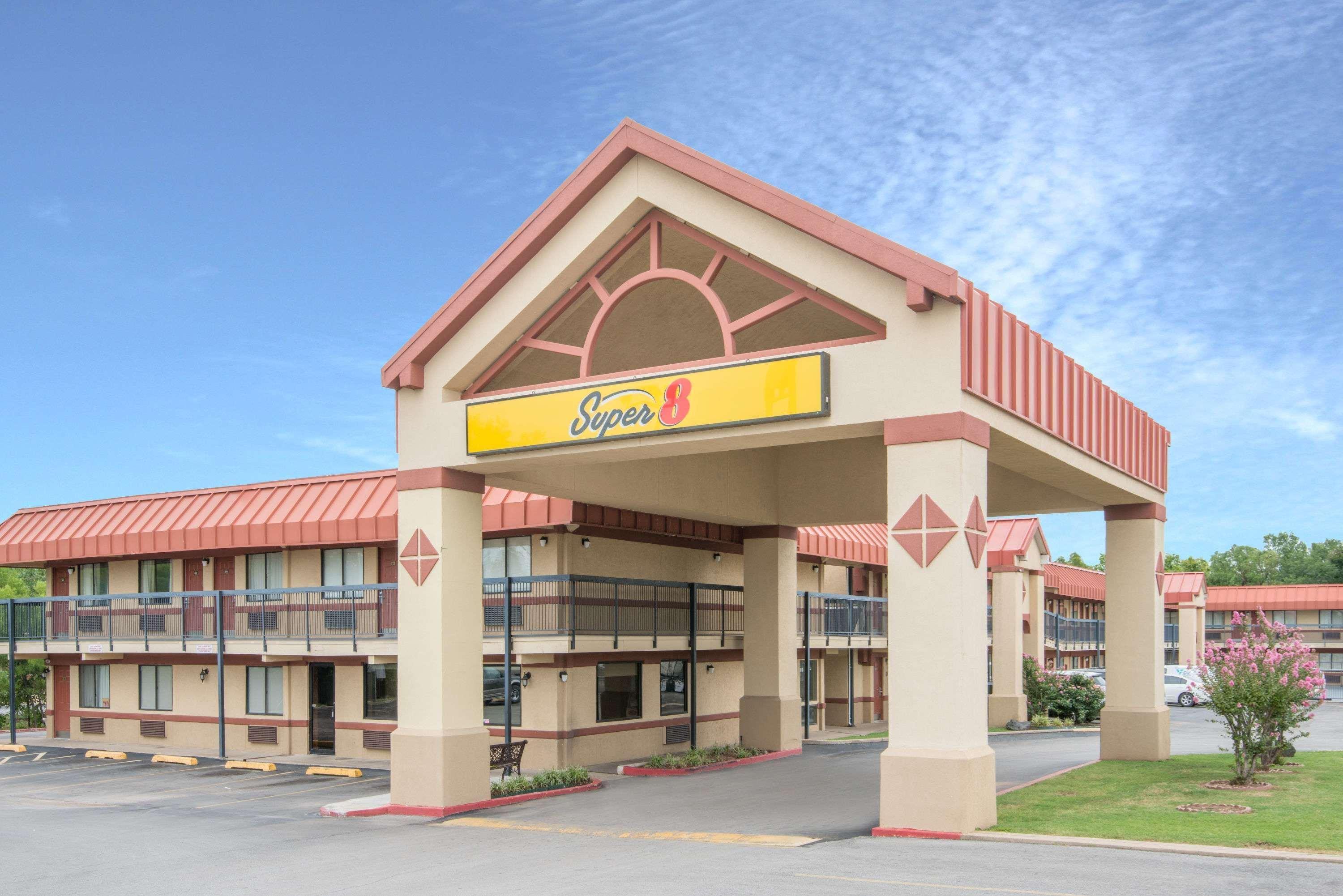 Super 8 By Wyndham Tulsa Hotel Exterior photo