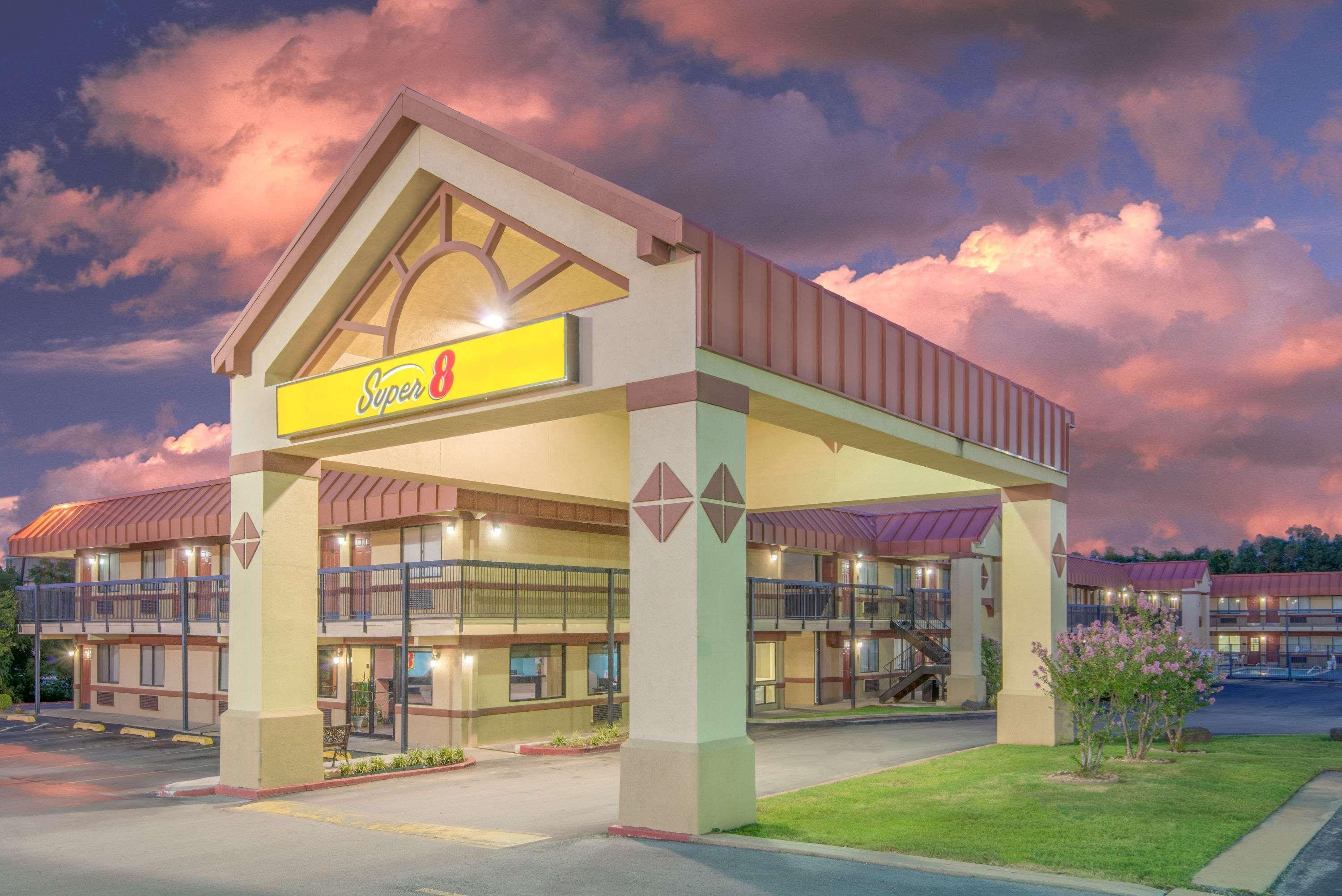 Super 8 By Wyndham Tulsa Hotel Exterior photo