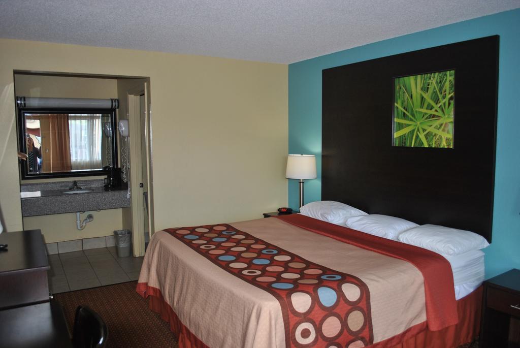 Super 8 By Wyndham Tulsa Hotel Room photo